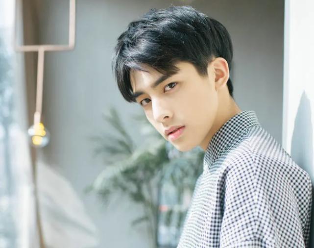 宋威龙怎样被经纪公司发现的,宋威龙所有账号