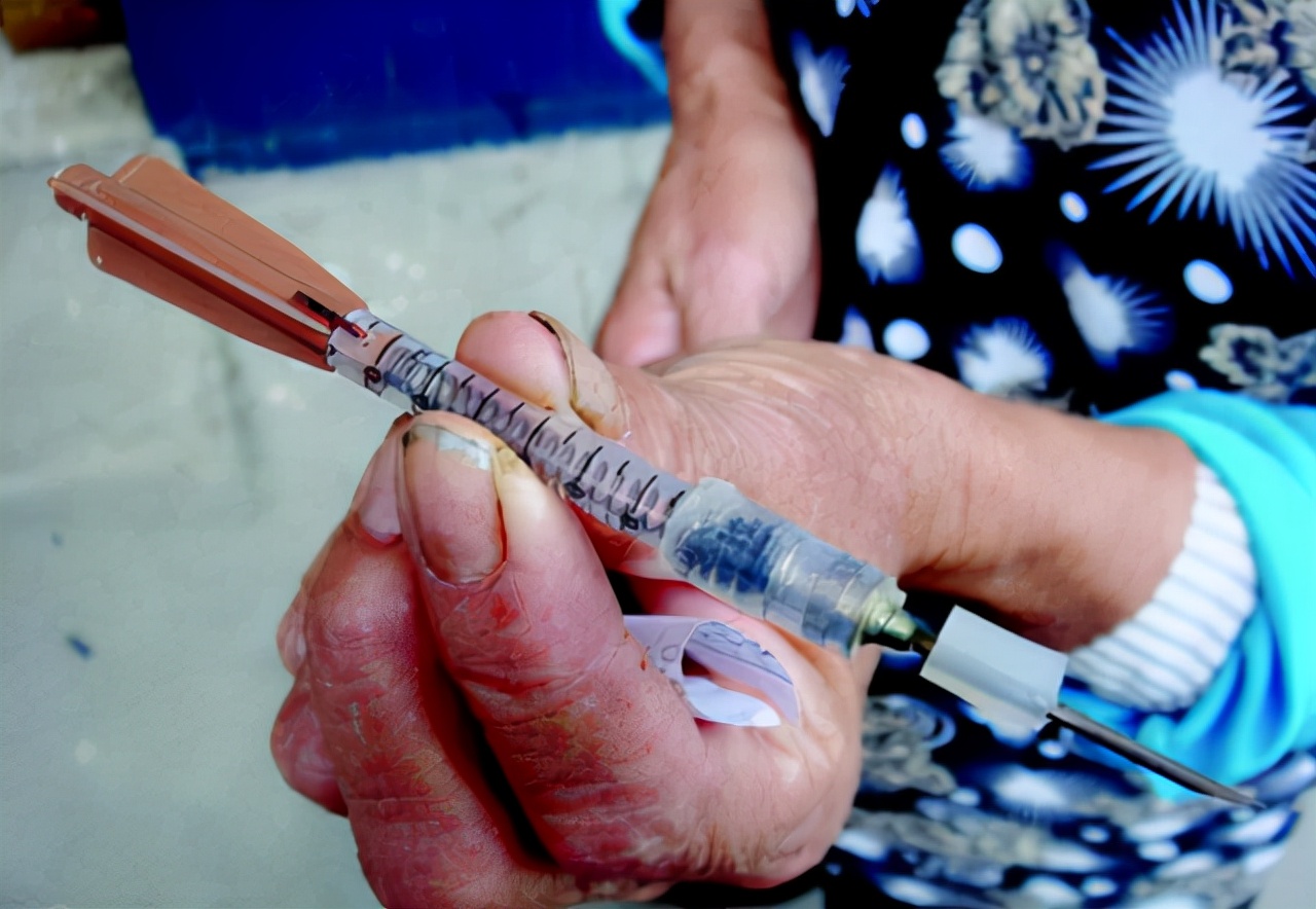 河南一男子开车用毒针射杀狗，村民吓得不敢动！毒狗针有多危险？