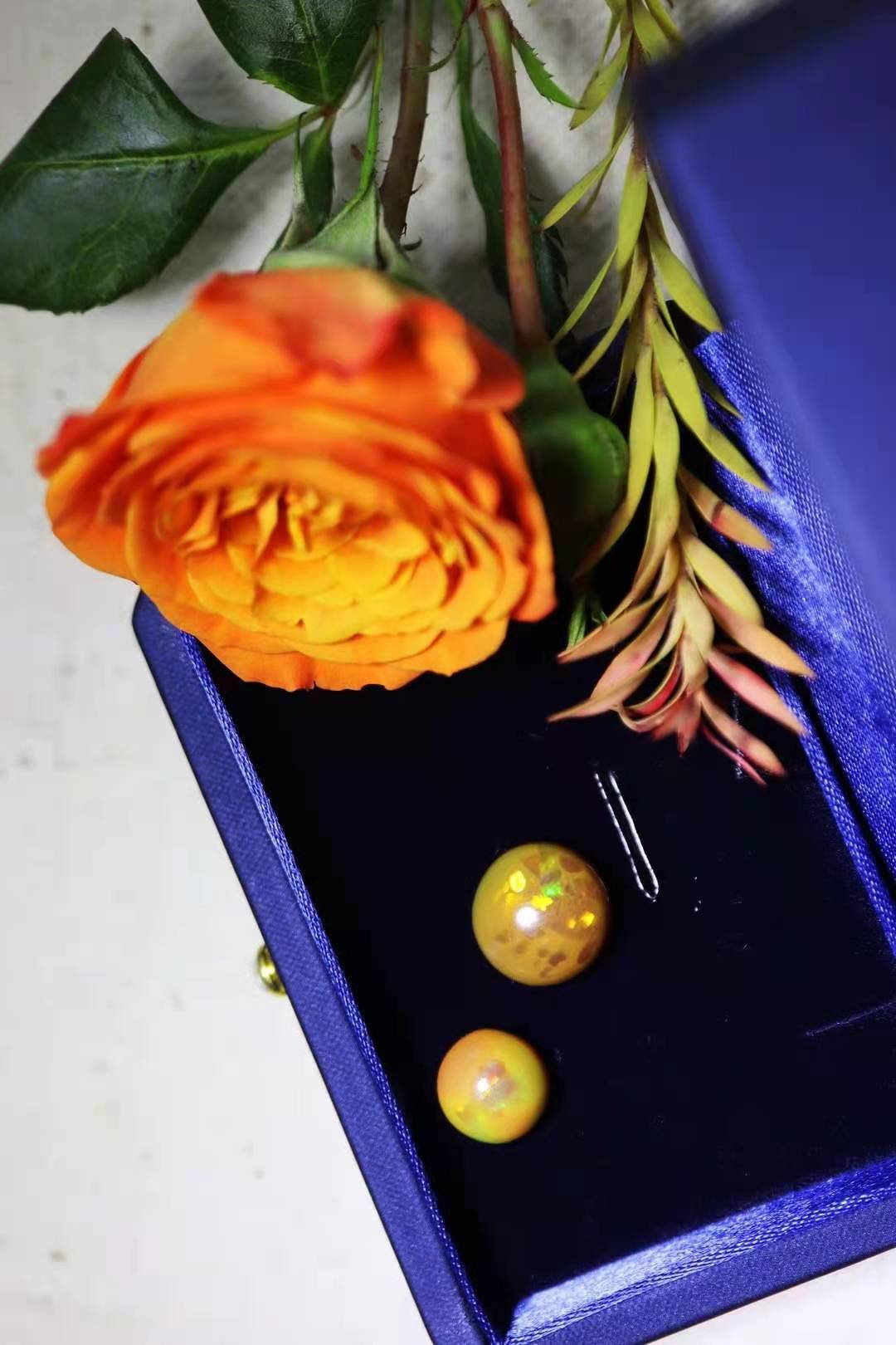 欧泊一种拥有世间所有颜色的宝石，关键还不贵