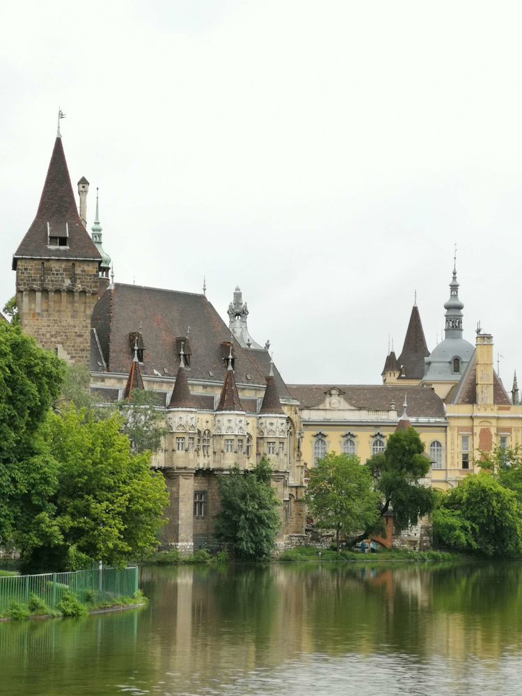 匈牙利的首都,当年陈强曾到此,两个儿子取名“布达”“佩斯”