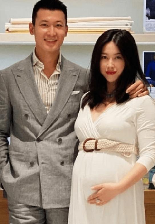 37岁朱珠产后晒全家福,朱珠晒孩子正脸简介