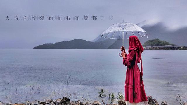下雨拍照姿势大全不带伞,旅游打伞拍照姿势