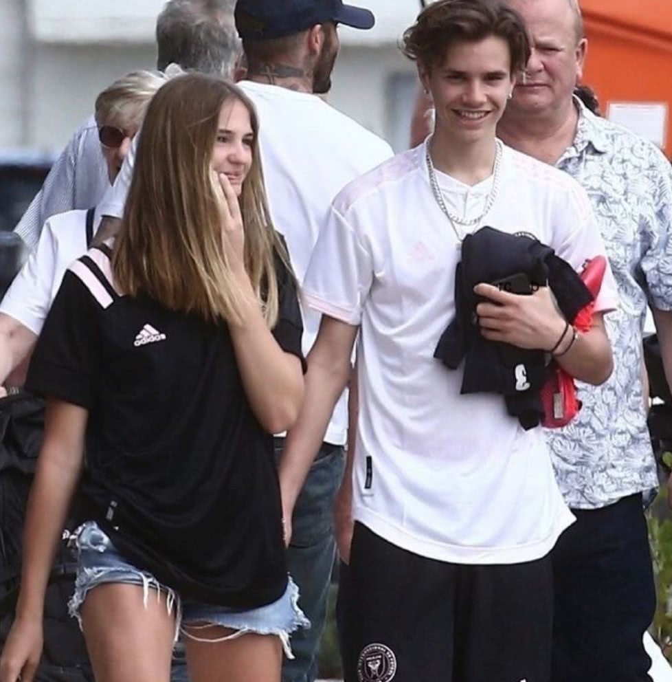 贝克汉姆抱孩子领孩子上街,贝克汉姆带儿子出现足球场