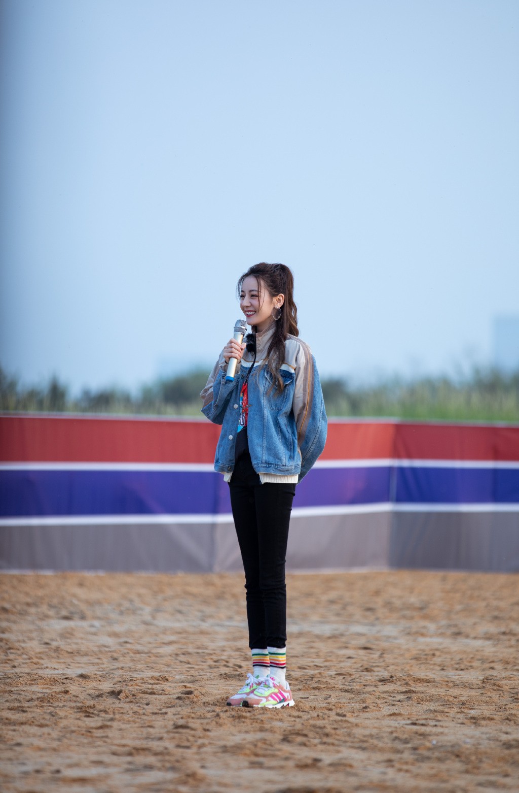 迪丽热巴穿粉色卫衣营造出少女感,迪丽热巴穿红色米老鼠卫衣