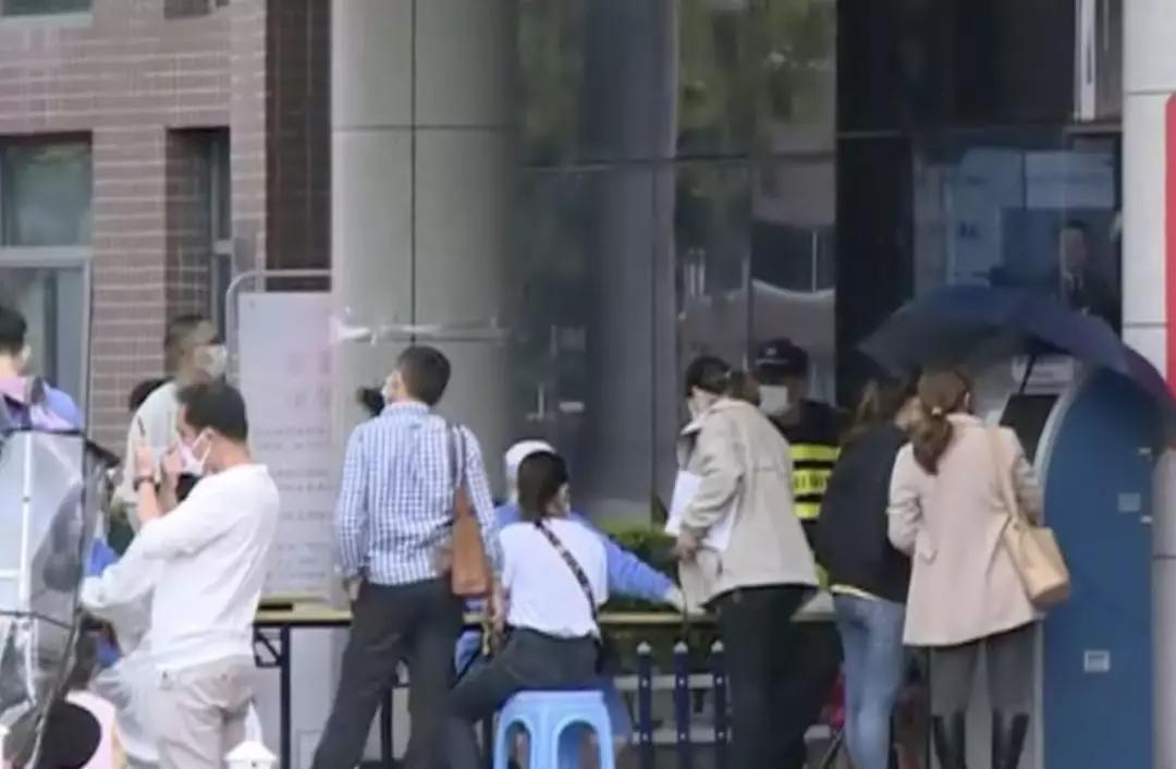 三岁宝宝高烧后尿茶色,疫情期间3岁宝宝高烧不退