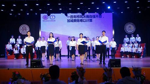 乡村小学生为老师庆祝教师节,小学生集体庆祝教师节