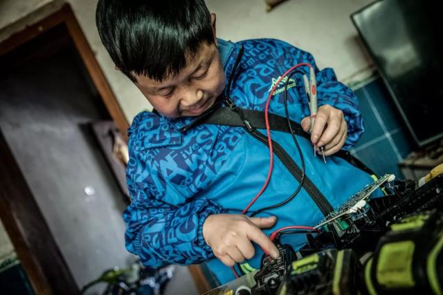 袖珍叔叔修家电,袖珍大叔修家电抖音号