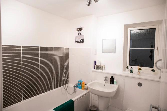 英国女富二代8000万豪宅,三年不喝饮料