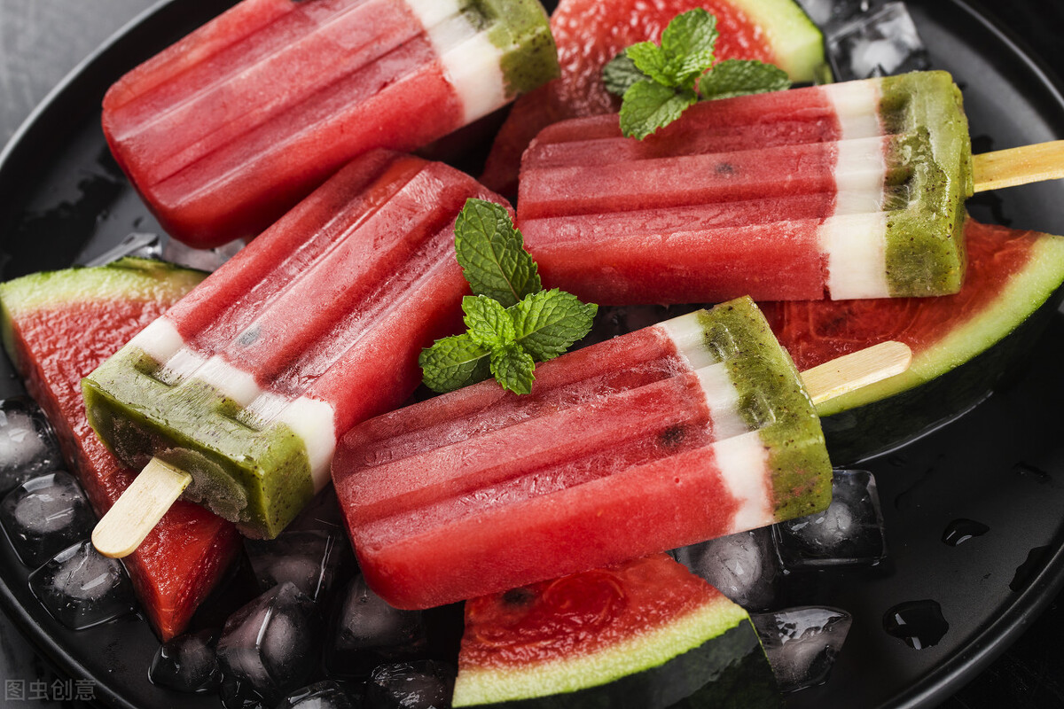 千万不要让小朋友吃太多辛辣和冰冻食品，有些食物相冲相克