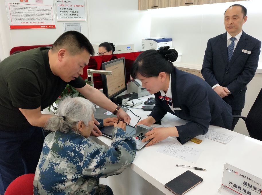 退休女军人为家乡捐钱,离休干部捐160万