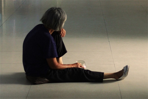 老乞丐当街乞讨,街头假乞丐揭秘