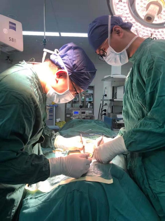 患癫痫病的小姑娘,21岁小伙遭难治性癫痫