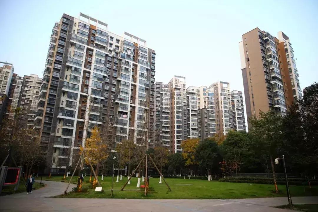 南京一物业公司成立8年，经营不善，抛售大量资产