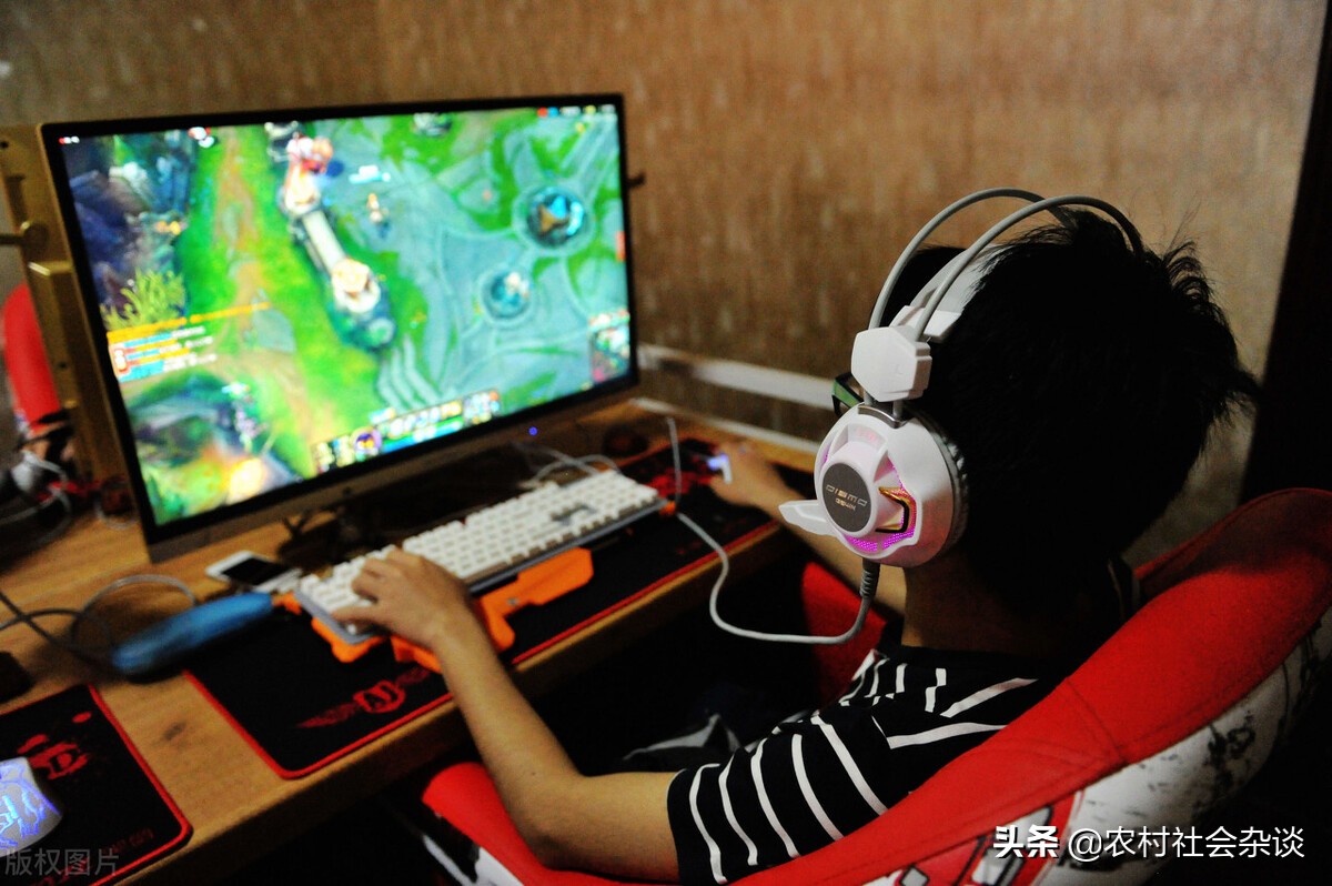 十年网吧大神视频,那些年网吧角落的神秘大神