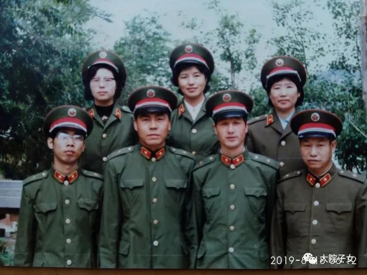 我从小在军营生活长大,我是在部队大院长大的