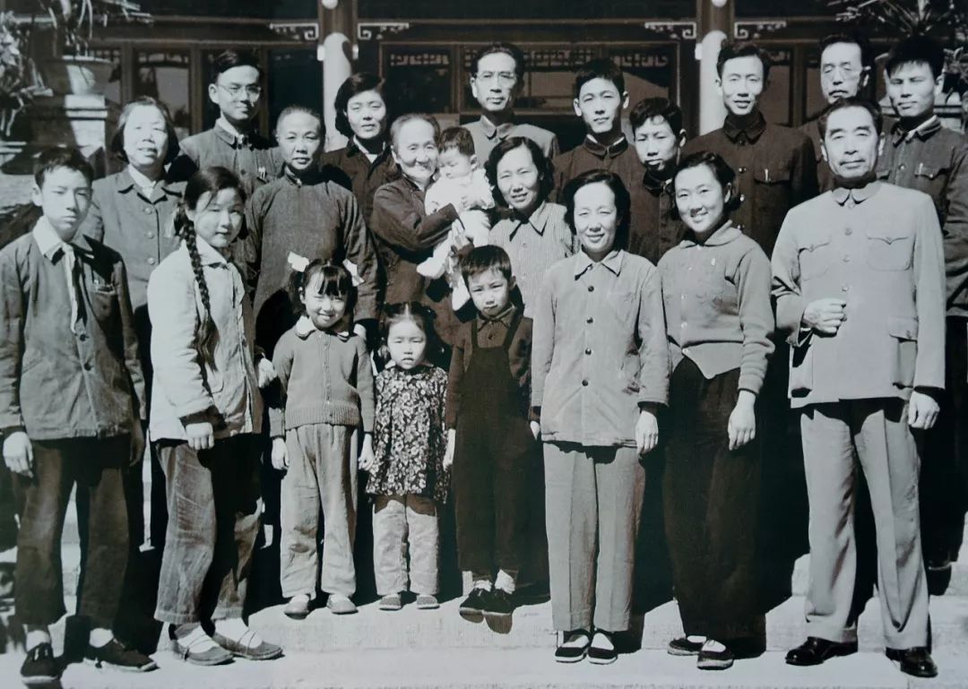 从为中华之崛起而读书到海棠花开,周总理两袖清风殚精竭虑的一生