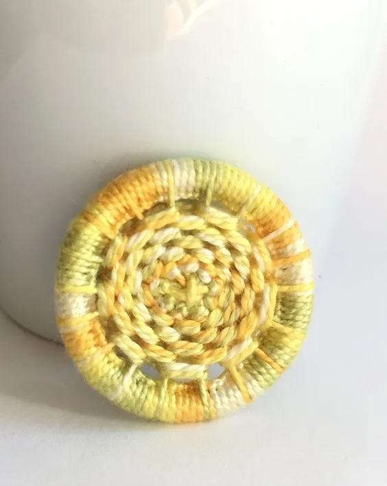 一个圆周边加一点装饰,用彩线做简单的小装饰