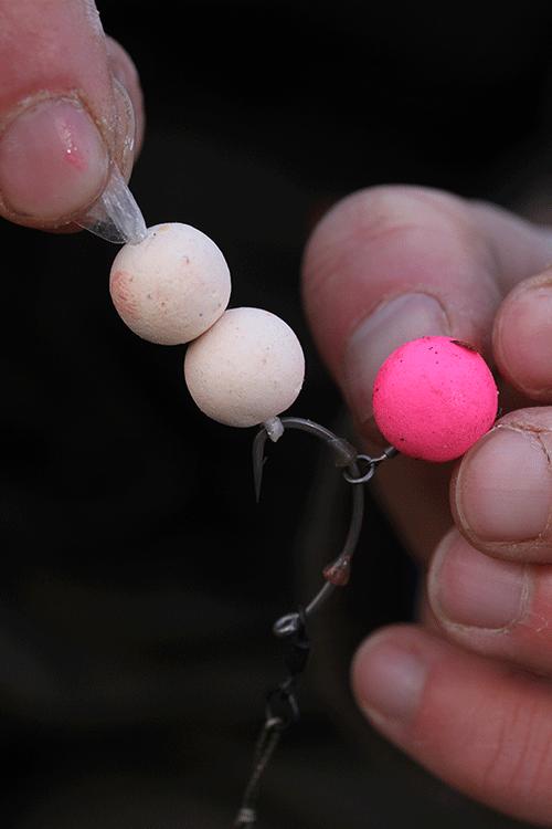 外国人钓鱼打窝技巧,老外用超大饵钓鱼