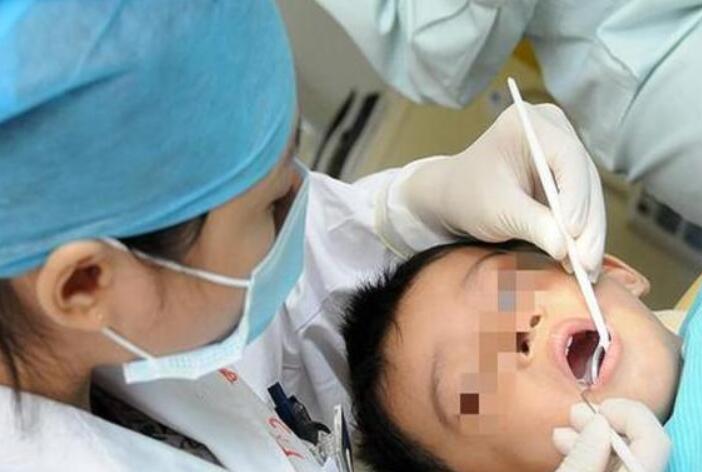 孩子被鱼刺卡住了在家如何解决,小孩被鱼刺卡不配合怎么办