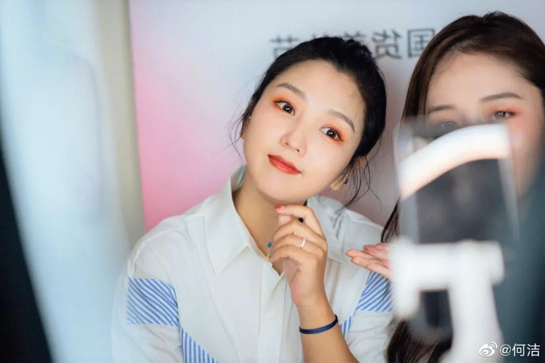 何洁越来越年轻,何洁穿衣又换新造型