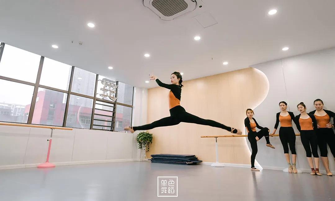 教你5招解决跳舞僵硬不自然,跳舞动作总是不清晰怎么练