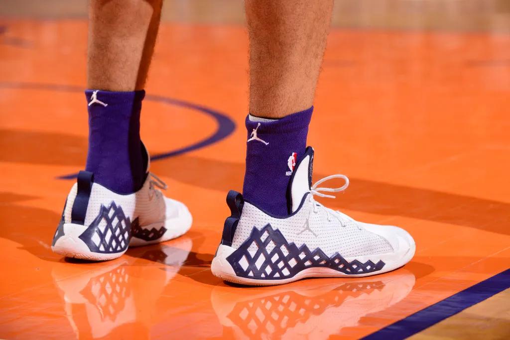 aj黄蜂队配色,nba球员上脚aj11红色