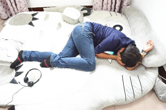 把梦游的人叫醒会发生什么事,正在梦游的人被叫醒会发生什么