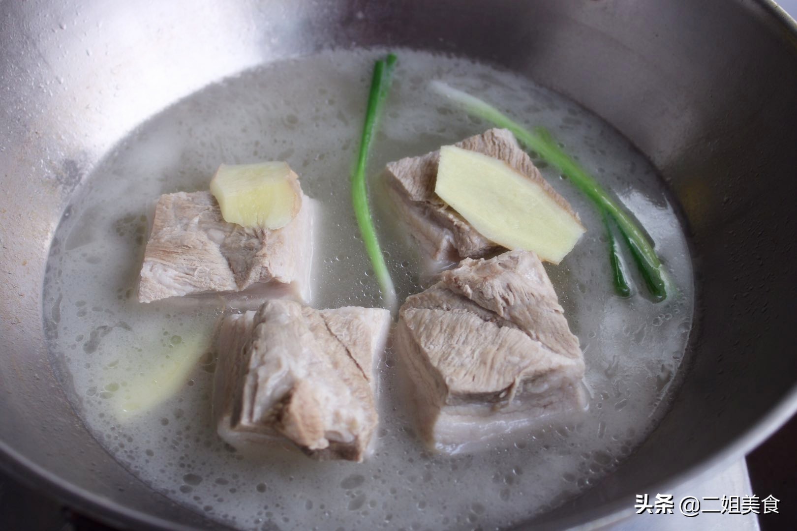 蒸肉用啥水蒸,蒸肉常用冷水上锅还是热水上锅