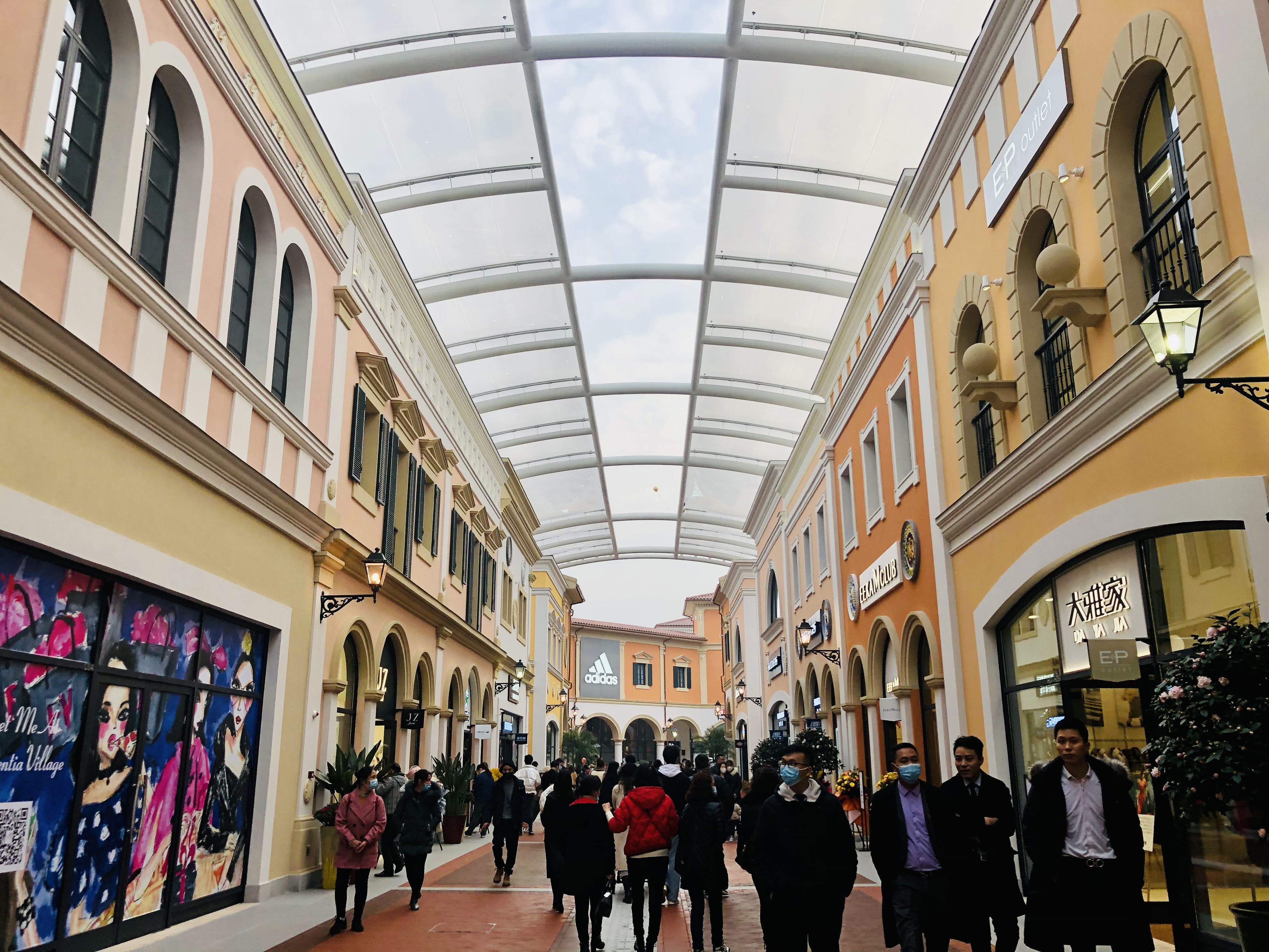 重庆佛罗伦萨小镇有哪些品牌,重庆佛罗伦萨小镇免费车