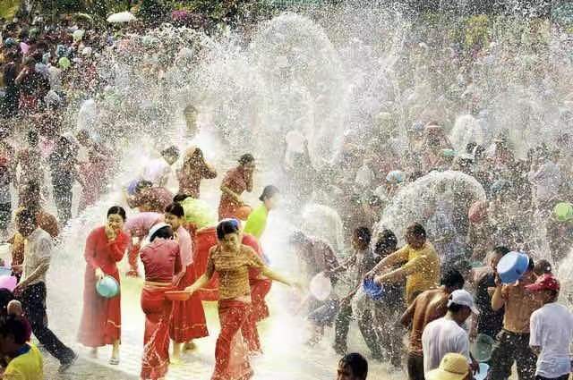 傣族的泼水节来源于神话传说,一年一度傣历泼水节