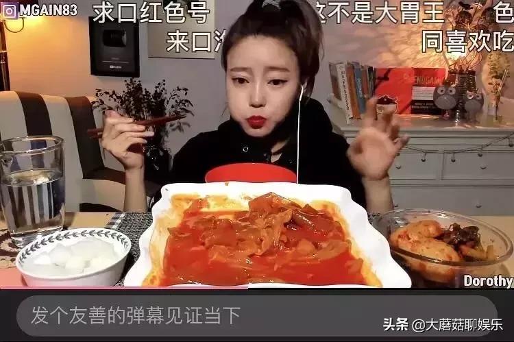 生吞活章鱼是一口一个的,日本生吃章鱼处理过程