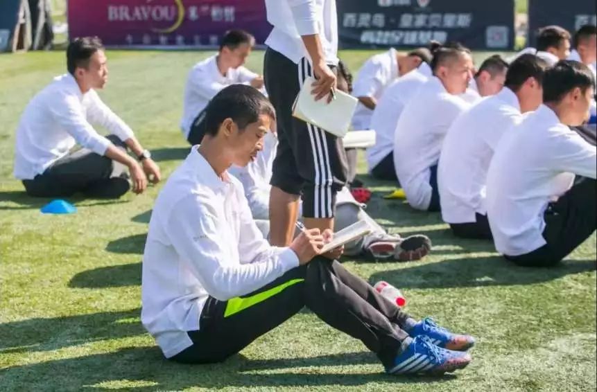 “球”学英超丨是什么神秘力量，让他们大冬天穿短袖儿……