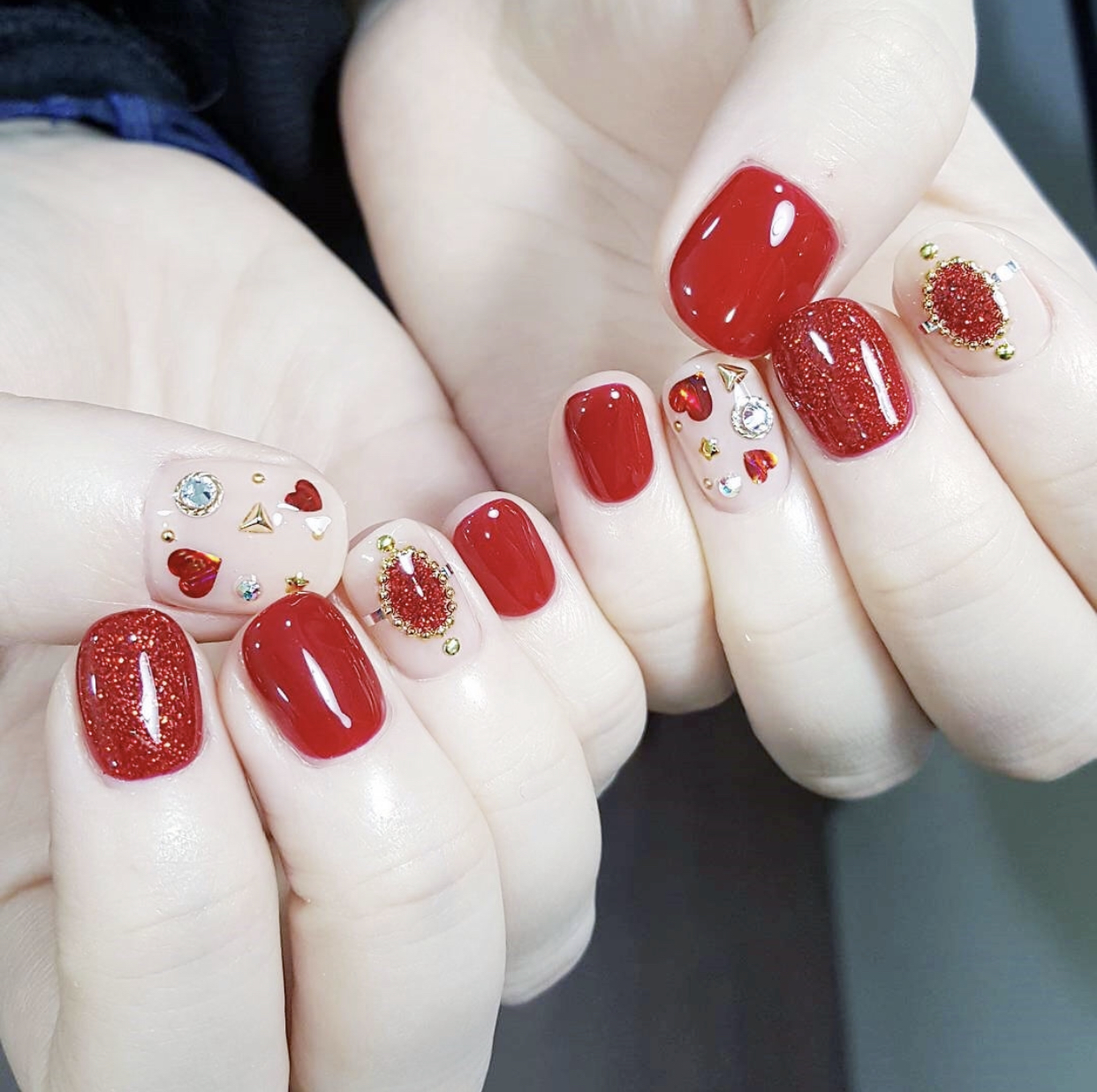 仙气女神范的红色亮片美甲，给你的“红指甲”加点仙气吧！