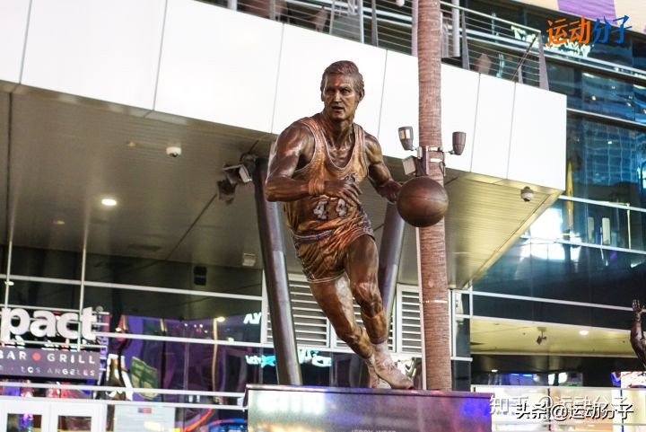 斯台普斯球馆雕像,斯台普斯中心门前的雕像