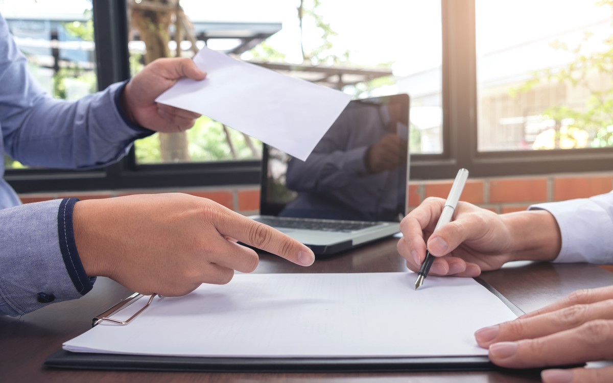 没签劳动合同被辞职并且拖欠工资,没签劳动合同离职老板要赔钱吗