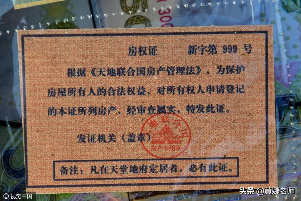 万圣节地铁扮鬼吓唬人,美女万圣节扮鬼吓唬人