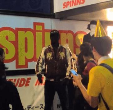 搞笑gif动图滑倒,不小心摔倒的gif搞笑