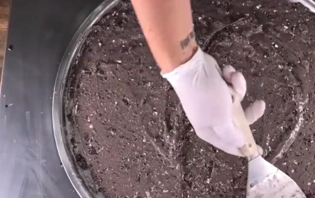 用奥利奥做冰淇淋路边摊,男人做冰淇淋