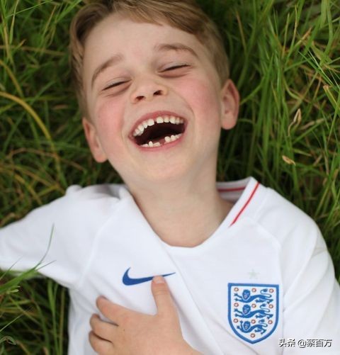 乔治王子看英格兰踢球,乔治王子穿西服看球赛