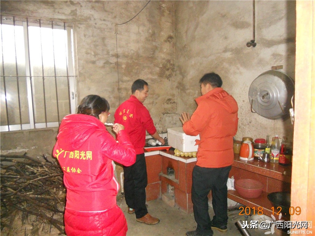 爱心志愿者给老人过集体生日,志愿者为103岁抗战老兵庆生