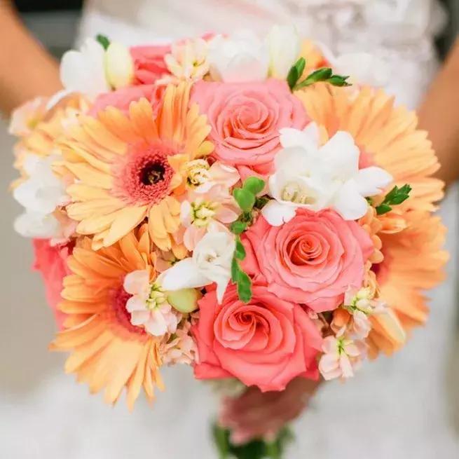 潘通流行色是怎么确定的,潘通官网2021流行色亮黄色