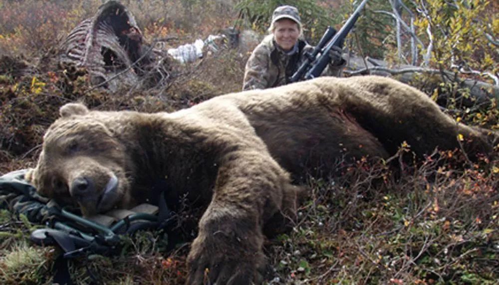 与熊同居28年神秘死亡，美国女人传奇的一生，隐藏着惊人结局