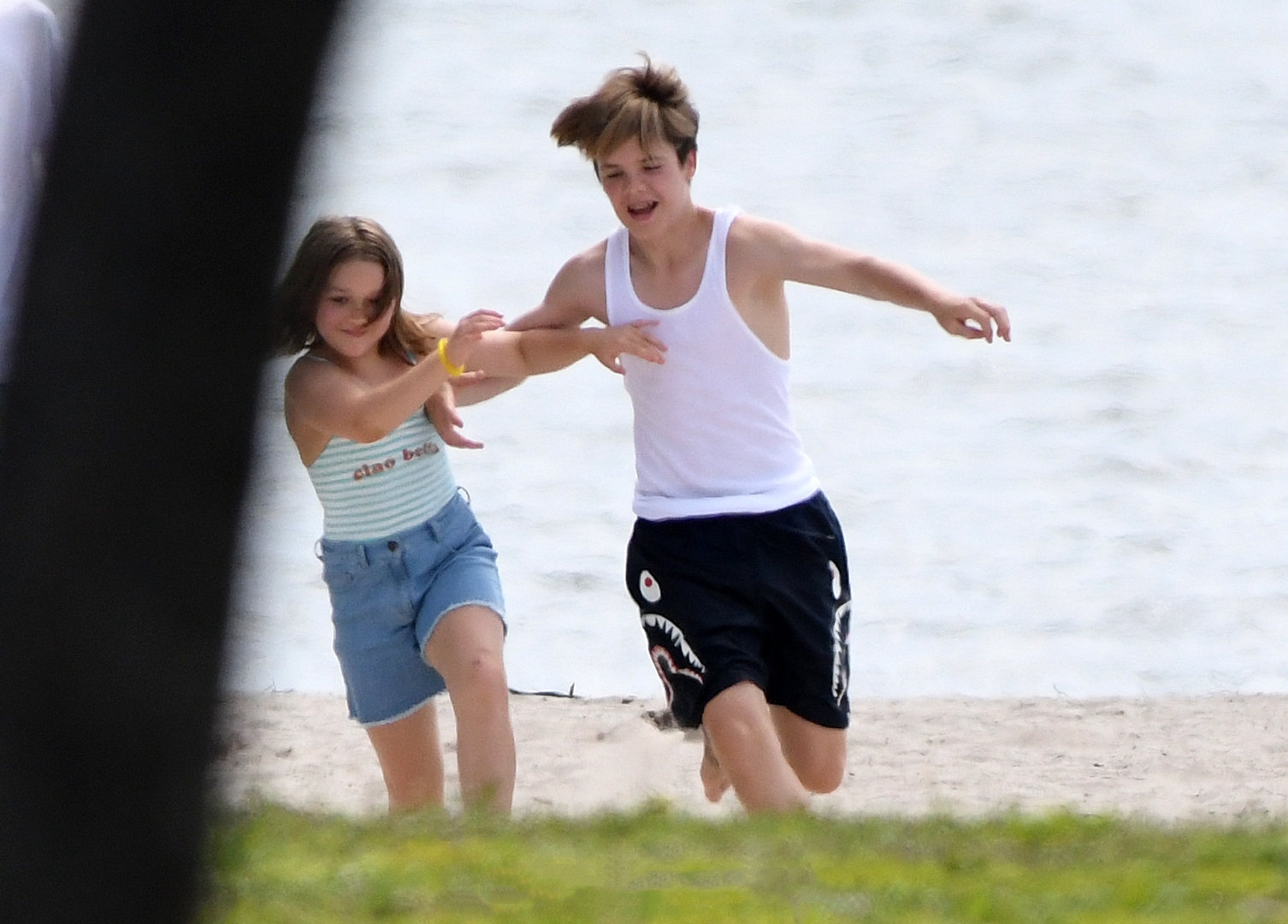 小七是大姑娘了!沙滩踢足球一人对阵两个哥哥,女汉子太有小贝范