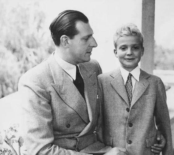 豢养1500位*妇情**，私生子遍布全国，晚年被迫*亡流**海外的西班牙国王