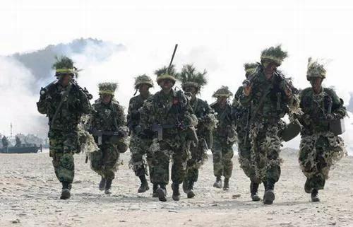 日本陆上自卫队野外训练时到底吃什么？是外出购买还是*战野**口粮？