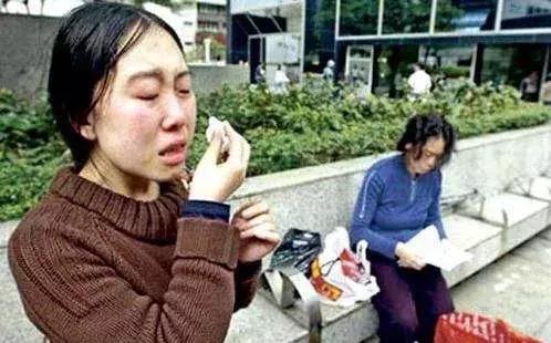 女星与儿子同床15年，12岁才断奶：“连体婴式”育儿，毁掉三代人