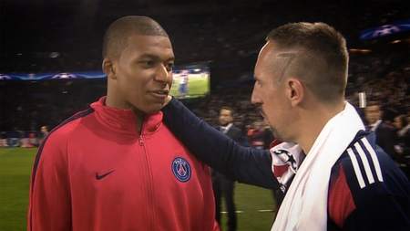 姆巴佩发文悼念贝肯鲍尔,姆巴佩致敬瓦拉内退出法国国家队