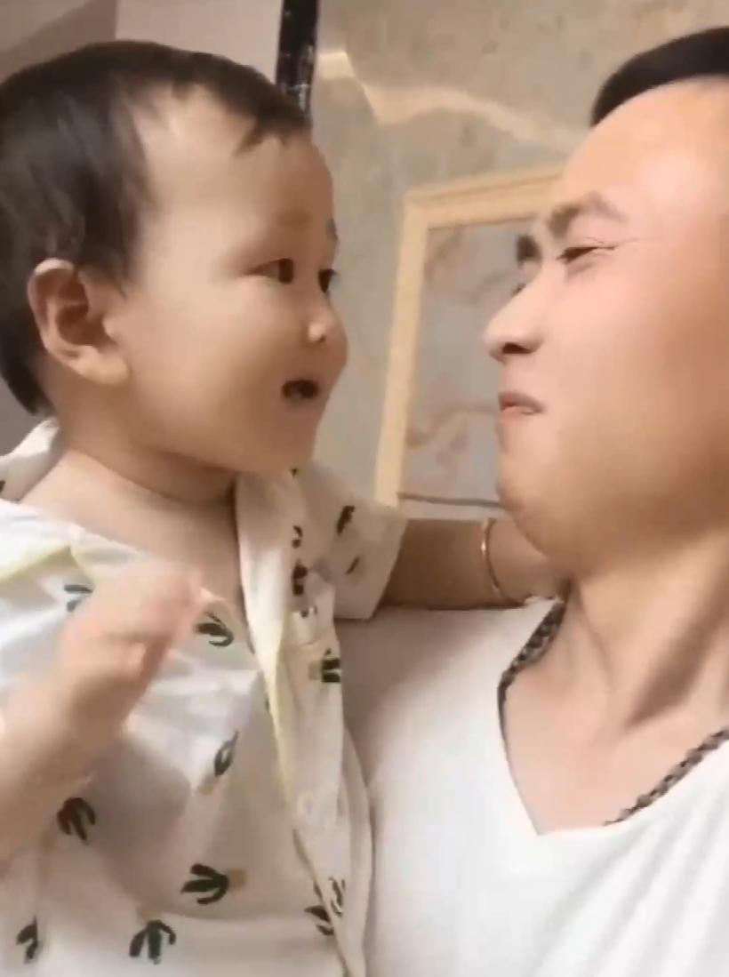 爸爸偷吃被小情人发现,爸爸偷吃小情人零食