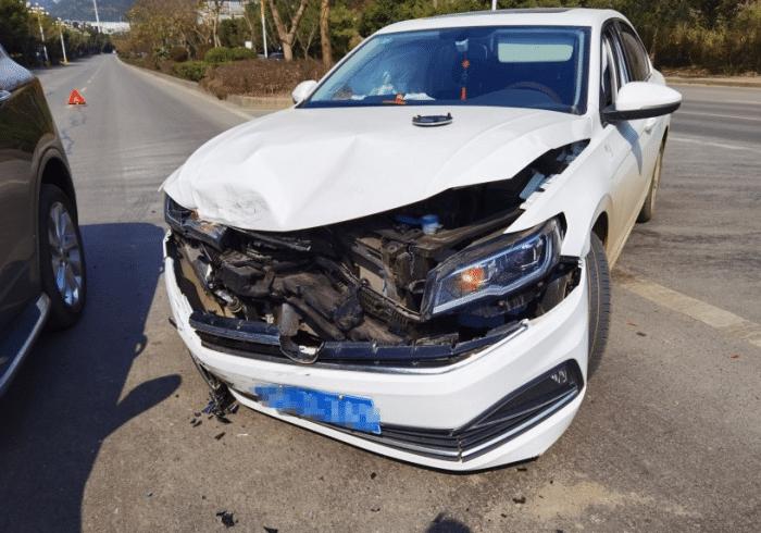 大众宝来侧面撞击别克昂科威,下车后,车主:这差距一个天一个地