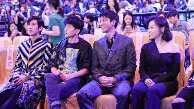 周杰伦和蔡徐坤谁得了金曲奖,蔡徐坤在周杰伦面前拿奖